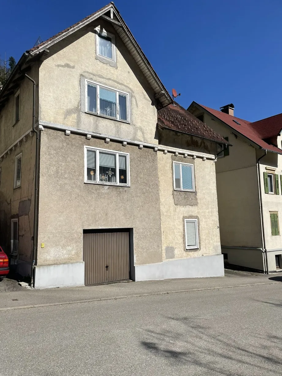 Straßenansicht des Einfamilienhauses mit Garagentor in Oberndorf am Neckar
