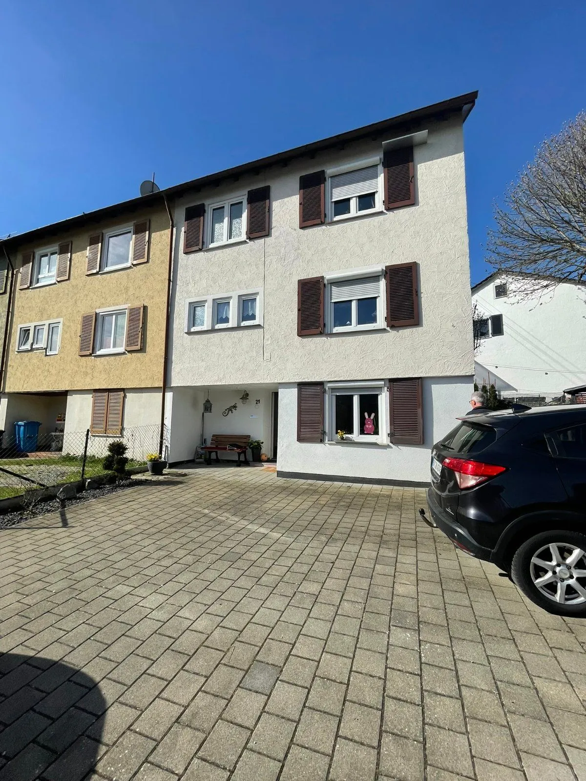 Straßenansicht des Reihenendhauses mit Stellplatz in Oberndorf am Neckar