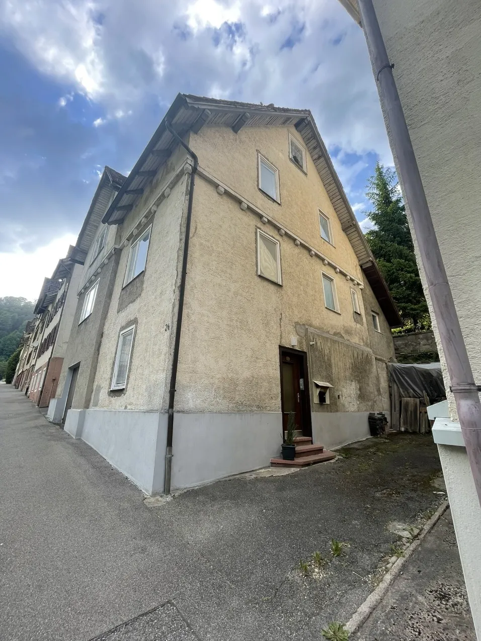 Seitliche Außenansicht des Hauses an der Anliegerstraße