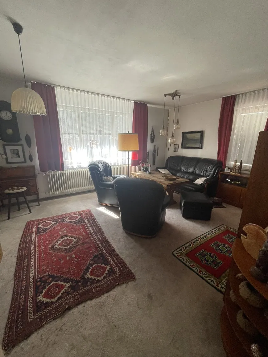 Zimmer mit Sitzgruppe und Teppich